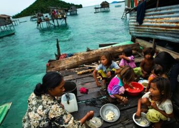 கடலில் பிறந்து கடலில் மறையும் பஜாவ் பழங்குடி மக்கள்: உலகின் கடைசி கடல் நாடோடிகள்