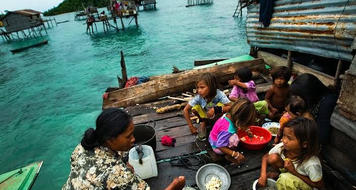 கடலில் பிறந்து கடலில் மறையும் பஜாவ் பழங்குடி மக்கள்: உலகின் கடைசி கடல் நாடோடிகள்