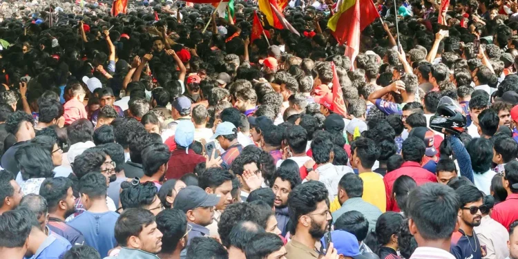 பெங்களூருவில் RCB வெற்றிக் கொண்டாட்டத்தில் ஏற்பட்ட கூட்ட நெரிசலில் 11 பேர் உயிரிழப்பு: சோகமான முடிவுக்கு திரும்பிய IPL 2025 வெற்றிப் பேரணி !