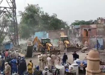 டெல்லியில் தமிழர்கள் குடியிருப்பு அகற்றம் – 370க்கும் மேற்பட்ட வீடுகள் இடித்து தரைமட்டம் !