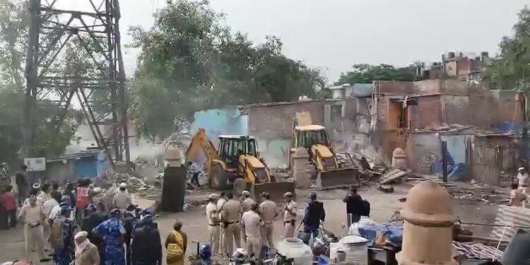 டெல்லியில் தமிழர்கள் குடியிருப்பு அகற்றம் – 370க்கும் மேற்பட்ட வீடுகள் இடித்து தரைமட்டம் !