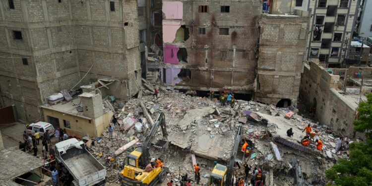 பாகிஸ்தானில் 5 அடுக்குமாடி குடியிருப்பு இடிந்து விழுந்து 27 பேர் உயிரிழப்பு!