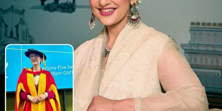 நடிகை மனிஷா கொய்ராலாவுக்கு இங்கிலாந்து பிராட்போர்டு பல்கலைக்கழகத்தில் கௌரவ டாக்டர் பட்டம் வழங்கப்பட்டது