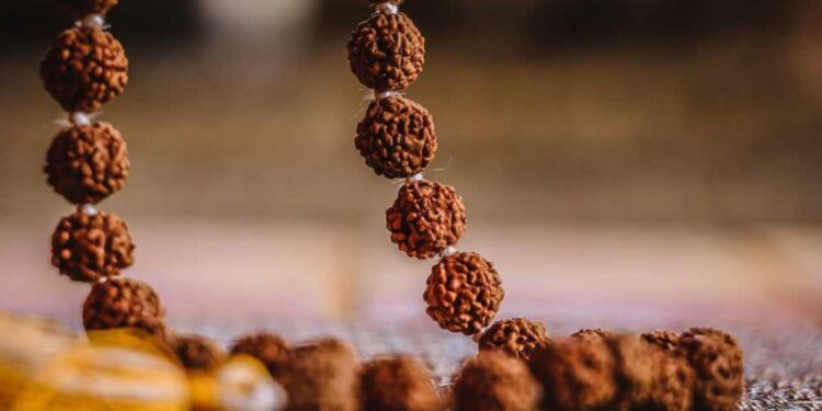 ருத்ராட்சம் அணிவதால் கிடைக்கும் ஆன்மிக மற்றும் உடல் நலப் பலன்கள்