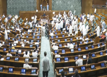 நாடாளுமன்றத்தில் எதிர்க்கட்சிகளின் கடும் அமளி: இரு அவைகளும் ஒத்திவைப்பு