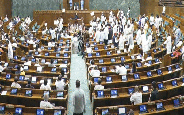 நாடாளுமன்றத்தில் எதிர்க்கட்சிகளின் கடும் அமளி: இரு அவைகளும் ஒத்திவைப்பு