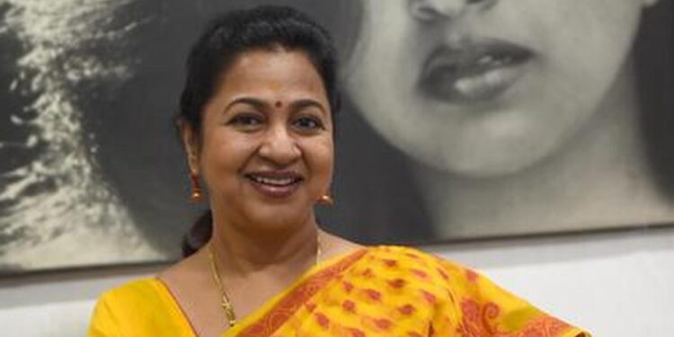 நடிகை ராதிகா சரத்குமார் டெங்கு காய்ச்சல் காரணமாக தனியார் மருத்துவமனையில் அனுமதி