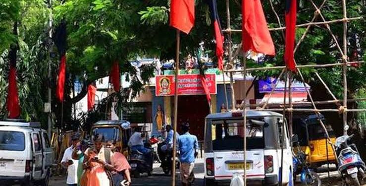 பொது இடங்களில் கொடிக்கம்பங்கள் அகற்ற உத்தரவு: சிபிஎம் அவசர முறையீடு – சென்னை உயர்நீதிமன்றம் நாளை விசாரணை