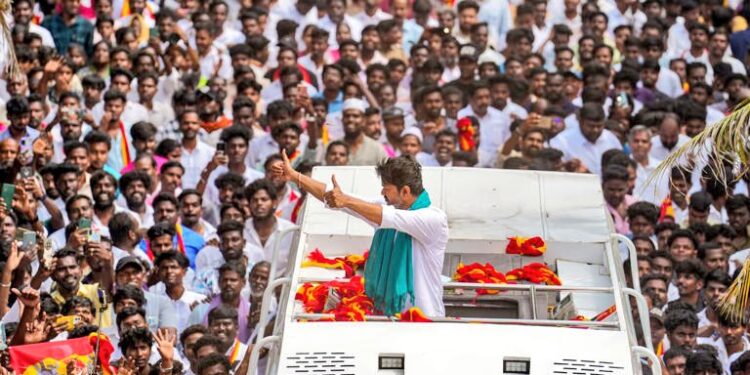 தமிழ்நாட்டில் மக்களாட்சியல்ல, கொடுங்கோலாட்சி: தூய்மைப் பணியாளர்கள் கைது குறித்து தவெக தலைவர் விஜய் கடும் விமர்சனம்