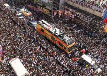 கரூரில் விஜய் பிரச்சார சந்திப்பில் 40 உயிரிழப்பு: விஜய் ரசிகர்களின் அட்டூழியமே காரணம்!