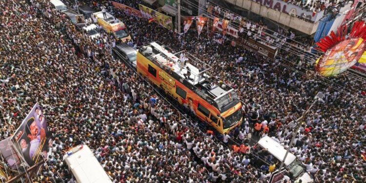 கரூரில் விஜய் பிரச்சார சந்திப்பில் 40 உயிரிழப்பு: விஜய் ரசிகர்களின் அட்டூழியமே காரணம்!