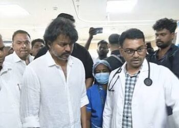 கரூர் கூட்ட நெரிசல்: இரண்டு ஆம்புலன்ஸ் வந்தது ஏன்.. விஜய் மீது செருப்பு வீசியது யார்.. 500 காவலர்கள் எங்கே..?