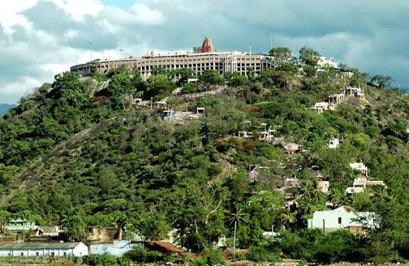 பழனி முருகன் கோவில்: அறநிலையத்துறையின் கட்டுப்பாட்டில் வசூல் வேட்டையால் பக்தர்கள் வேதனை