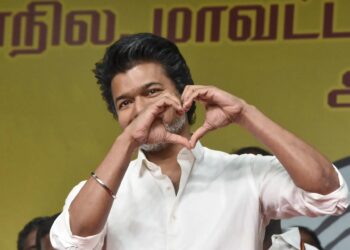 2026 சட்டமன்றத் தேர்தல்: அதிமுக வாக்கு வங்கியை குறிவைத்து அரசியல் களத்தில் இறங்கிய விஜய்