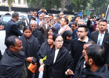 மேற்கு வங்காள தேர்தல் பட்டியல் சிறப்பு திருத்தம்: தேர்தல் ஆணையத்துக்கு உச்ச நீதிமன்றம் நோட்டீஸ்