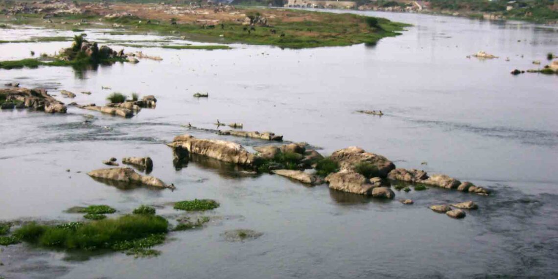 ஆலையை மூடக் கோரி மூன்று கிராம மக்கள் கருப்புக்கொடி போராட்டம்