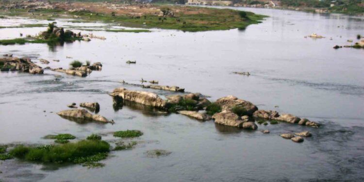 ஆலையை மூடக் கோரி மூன்று கிராம மக்கள் கருப்புக்கொடி போராட்டம்