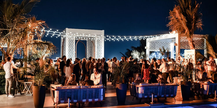 துபாயில் தஞ்சமடையும் பிரபல நடிகைகள்..தயாரிப்பாளர் மற்றும் தொழிலதிபர்கள் உடன் நடப்பது என்ன?