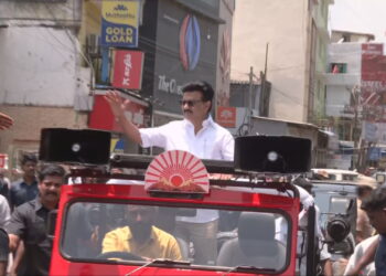 கொளத்தூரில் வேட்பு மனுத் தாக்கல் செய்ததும் திறந்தவெளி வாகனத்தில் வாக்கு சேகரித்தார் மு.க. ஸ்டாலின்