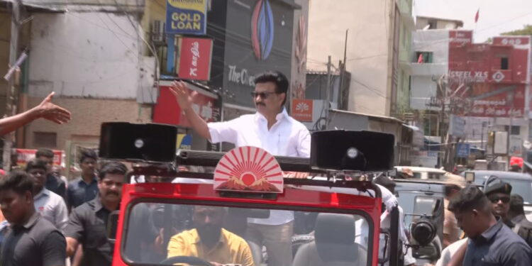 கொளத்தூரில் வேட்பு மனுத் தாக்கல் செய்ததும் திறந்தவெளி வாகனத்தில் வாக்கு சேகரித்தார் மு.க. ஸ்டாலின்