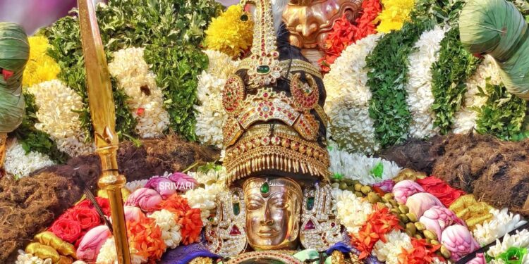 மதுரை சித்திரை திருவிழா: கள்ளழகர் வைகையில் இறங்கும் மாபெரும் நிகழ்வுக்கு புறப்பட்டது தங்கக் குதிரை வாகனம்