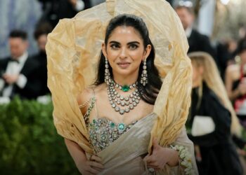 “1800 காரட் வைர ஜாக்கெட், தங்கச் சேலை: Met Gala 2026-ல் உலக மேடையில் இந்திய கலைநயத்தை மிளிர வைத்த இஷா அம்பானி”