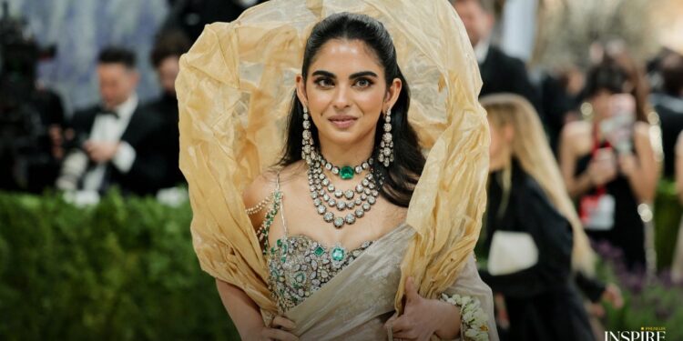 “1800 காரட் வைர ஜாக்கெட், தங்கச் சேலை: Met Gala 2026-ல் உலக மேடையில் இந்திய கலைநயத்தை மிளிர வைத்த இஷா அம்பானி”