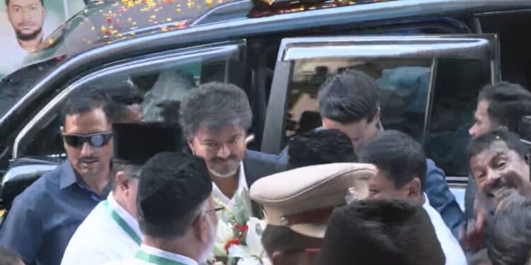 பத்திரிகையாளர்களை இன்னும் சந்திக்காத முதலமைச்சர் விஜய்..? அரசியல் பின்னணி என்ன..?