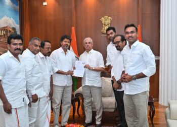 ஆட்சியமைப்பில் தாமதம்: ஆளுநரின் மௌனம், அரசியல் கணக்கில் புதிய கட்டத்தை தொடங்கியதா பாஜக?