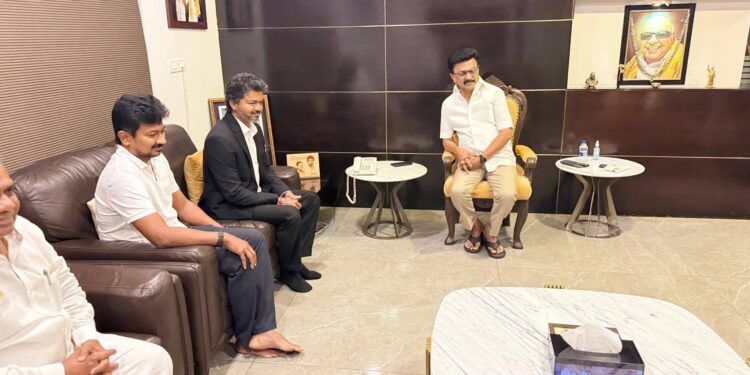 முன்னாள் அரசியல் எதிரிகளை மரியாதையுடன் சந்தித்த முதல்வர் விஜய் – தமிழ்நாட்டு அரசியலுக்கு புதிய பண்பாட்டு சின்னம்