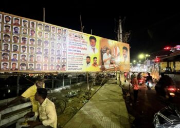 ECR-ல் TVK பேனர்கள் சர்ச்சை: “இனிமேல் பேனர் வைக்காதீர்கள்” என்ற எச்சரிக்கைக்கு பிறகும் நடைபாதை மறிப்பு