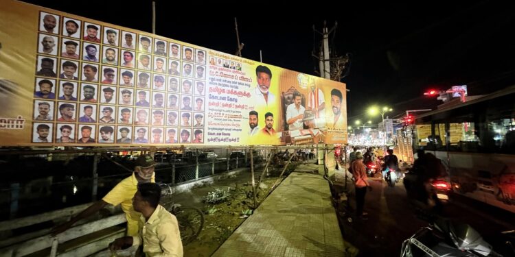 ECR-ல் TVK பேனர்கள் சர்ச்சை: “இனிமேல் பேனர் வைக்காதீர்கள்” என்ற எச்சரிக்கைக்கு பிறகும் நடைபாதை மறிப்பு