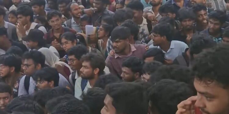 லயோலா கல்லூரி வேலைவாய்ப்பு முகாமில் திரண்ட இளைஞர்கள்: தமிழ்நாட்டின் வேலைவாய்ப்பு சவால்களை வெளிப்படுத்திய ஒரு காட்சி