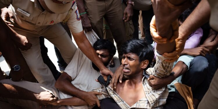 நீட் தேர்வுக்கு எதிராக எழும் தமிழகத்தின் குரலுக்கு தீர்வு கிடைக்க என்ன செய்ய வேண்டும்?
