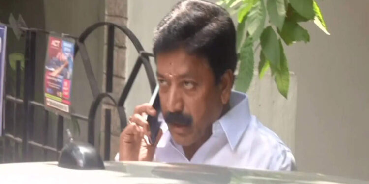முதலமைச்சரின் நல்லாட்சிக்கு அதிகாரிகளே தடையா? – சி.வி.சண்முகம் முன்வைத்த கேள்வி தமிழக அரசியலில் ஏற்படுத்தும் தாக்கம்