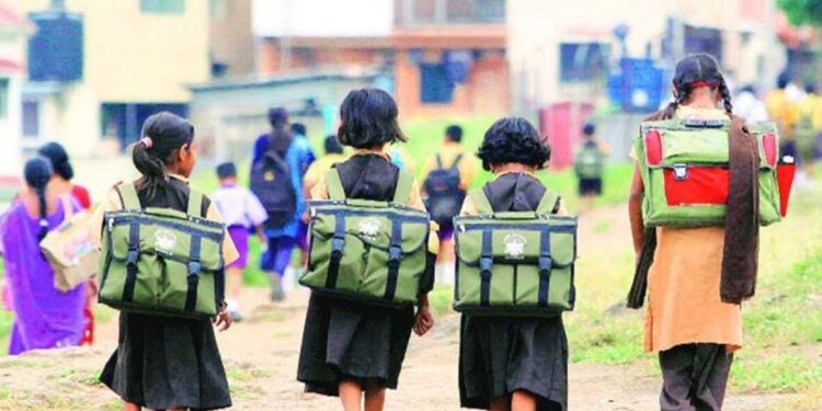 அரசுப் பள்ளிகளில் பாடப்புத்தக விநியோக தாமதம்: ஒரு மாதம் கடந்தும் முழுமையடையாததால் மாணவர்களின் கற்றலில் பாதிப்பு?