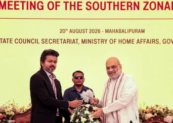 “மத்திய அரசை தேவையின்றி தாக்க வேண்டாம்” – விஜய் அரசின் புதிய அணுகுமுறையா? அமித் ஷா சந்திப்புக்குப் பின் மாறும் மத்திய–மாநில அரசியல் கணக்கு