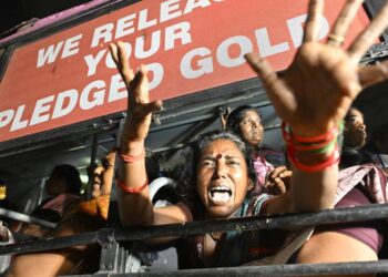 “15–20 ஆண்டுகளாக உழைக்கிறோம்; எங்களுக்கு என்ன கிடைத்தது?” — தமிழக தூய்மைப் பணியாளர்களின் ஊதியத்தை உடனடியாக மறுசீரமைக்க வேண்டிய நேரமா?