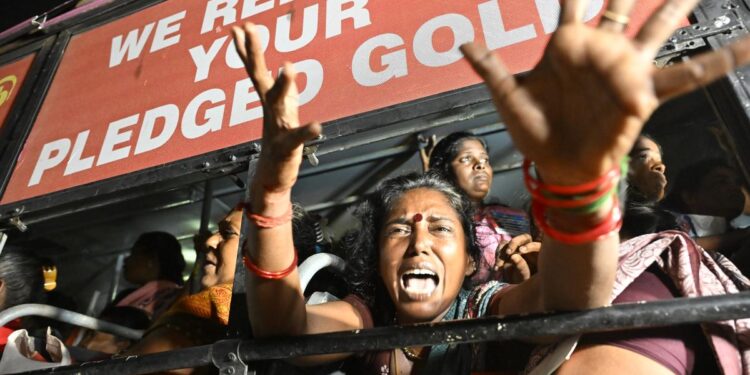 “15–20 ஆண்டுகளாக உழைக்கிறோம்; எங்களுக்கு என்ன கிடைத்தது?” — தமிழக தூய்மைப் பணியாளர்களின் ஊதியத்தை உடனடியாக மறுசீரமைக்க வேண்டிய நேரமா?