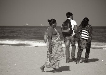 இரவு நேர மெரினா யாருக்கானது? காதல் ஜோடிகளின் தனியுரிமை முதல் பொதுமக்களின் பாதுகாப்பு வரை – சென்னையின் கடற்கரையில் எழும் புதிய விவாதம்