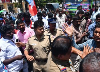 முதலில் அறைந்தது காவலர்; திருப்பி அறைந்த இளைஞர் கைது: தஞ்சை சம்பவம் எழுப்பும் கேள்வி – சட்டத்தின் அதிகாரத்திற்கு எல்லை எது?