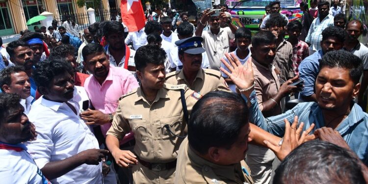 முதலில் அறைந்தது காவலர்; திருப்பி அறைந்த இளைஞர் கைது: தஞ்சை சம்பவம் எழுப்பும் கேள்வி – சட்டத்தின் அதிகாரத்திற்கு எல்லை எது?