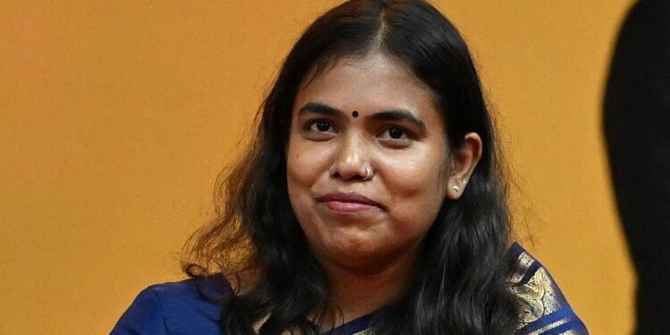 “என் அண்ணன்கள் விஷ்ணு, ஜான் ஆரோக்கியசாமி” – அமைச்சர் கீர்த்தனாவின் நன்றியுரை கிளப்பிய புதிய சர்ச்சை; தவெக அரசின் உண்மையான அதிகார மையங்கள் யார்?