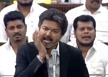 மிசா நினைவுகளையும் சித்திரவதையையும் கேலி செய்யும் உடல்மொழியா? — முதலமைச்சரின் சைகை எழுப்பும் அரசியல் கேள்விகள்